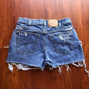 VTG Levi’s distressed denim shorts size 10 / 30